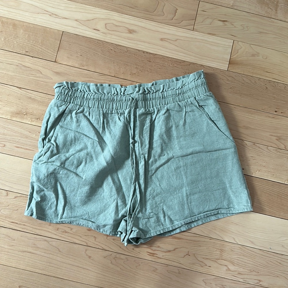 NWOT LA hearts shorts 55% linen, 45% rayon size large with tie
